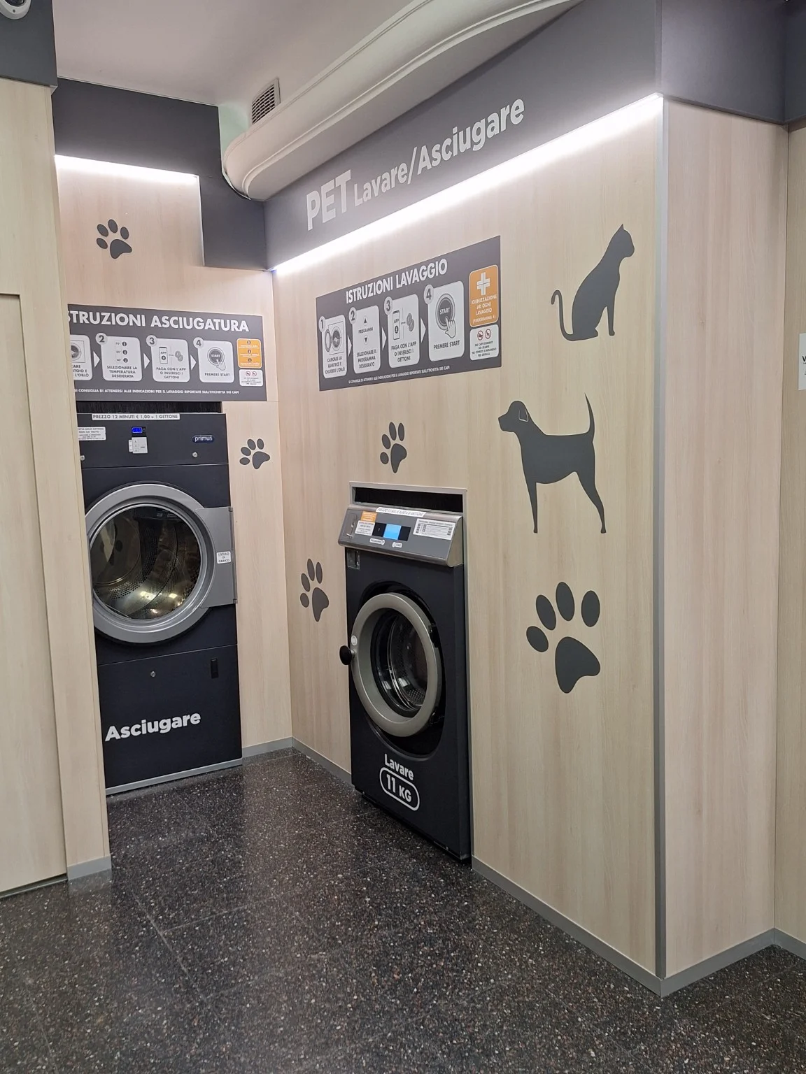 Area PET separata, con lavatrice da 11 kg e asciugatrice dedicate agli accessori degli animali